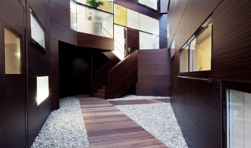 Architektonisch einzigartiger lichtdurchfluteter Innenhof in der Design Appartementsanlage von SUN Matrei