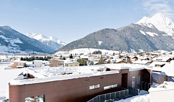 Aussicht - im Vordergrund die Design-Appartements und im Hintergrund öffnet sich das malerische Virgental