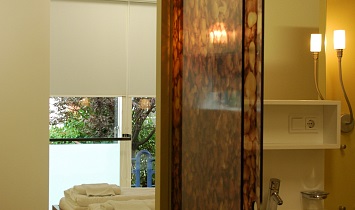 Bad mit Glasschiebewand und Zugang zum Schlafzimmer