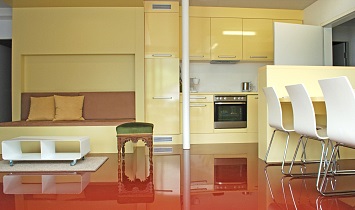 Design Appartement von SUN Matrei mit zimmerhohem Couchmöbel und voll augestatteter Küche