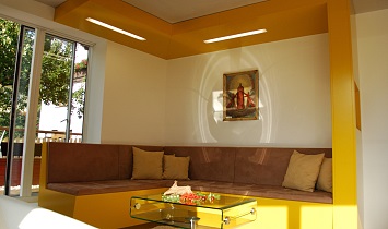 Gemütliche Couch in einem der Design Appartements Large