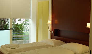 Schlafzimmer mit bis zur Decke hochgezonem Bettmöbel