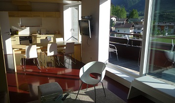 Sonniger Wohnbereich mit Esstisch, Küche und Zugang zur südwestlich ausgerichteten Terrasse