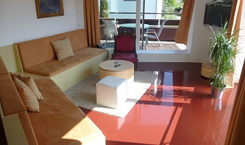 Wohnbereich mit bequemer Sitzgelegenheit - stilistisch einzigartige Ferienwohnungen in Tirol